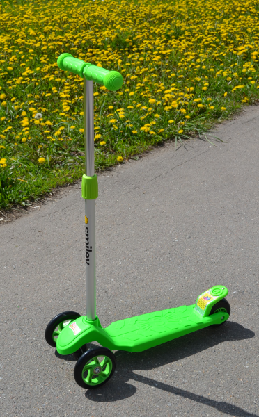 Самокат MINI SMILEY с регулируемым по высоте рулем (салатовый)